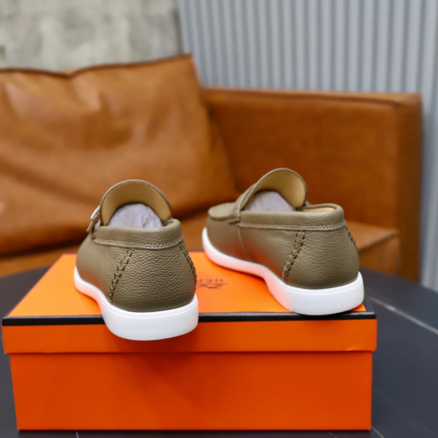 Ex-factory price: 560💰Hermès/Hermès slip-on men's shoes. This shoe is made of imported pebbled cowhide. It has simple and smooth lines and is combined with aerodynamically designed 3CM rubber foam ultra-light soles! Youthful and fashionable, classic H-shaped hardware buckle decoration, calf lining gently wraps the feet, with logo cowhide feet, casual and urban style, highlighting youthful vitality, sports and leisure version, super versatile, code number: 38-39-40-41-42-43-44 standard leather shoe size (45 can be customized but does not support returns)